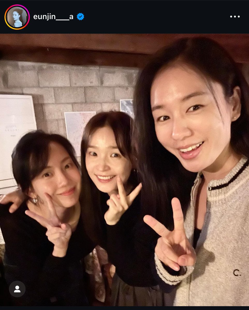 crystalclear_89's tweet photo. girls reunited 😍😍😍😍😍 https://t.co/0c8SyDysKr