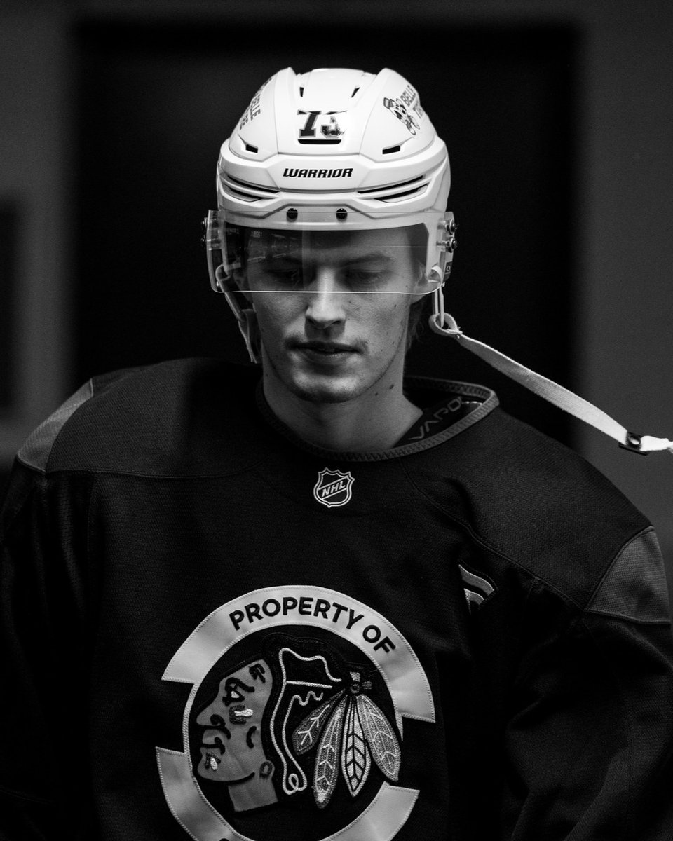 NHLde's tweet photo. Lukas Reichel! 🔥 

(Hinweis: Es geht ihm gut. Das ist nur ein stylisches Schwarz-Weiß-Bild von ihm! 😂)

#Blackhawks | @NHLBlackhawks | @lukas__44 | #Reichel) https://t.co/c6CW9Jt5ZL