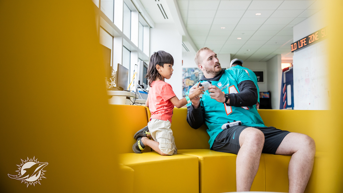 FinsOffTheField's tweet photo. From arts & crafts to epic gaming battles, @MiamiDolphins players filled the day with joy, laughter, and smiles for kids at a local children’s hospital.🎨🎮

#FootballUNITES