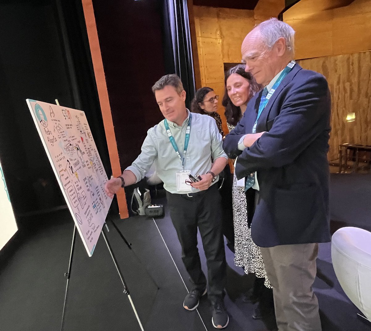 Compartiendo nuestro #GraphicRecording con <a href="/pedroalgorta/">pedro algorta</a> en el congreso #SEOM24 de <a href="/_SEOM/">SEOM</a> 
Todo un lujo conocerle y poder escuchar su historia inspiradora. Una persona cercana, sencilla y sabia. #Gracias