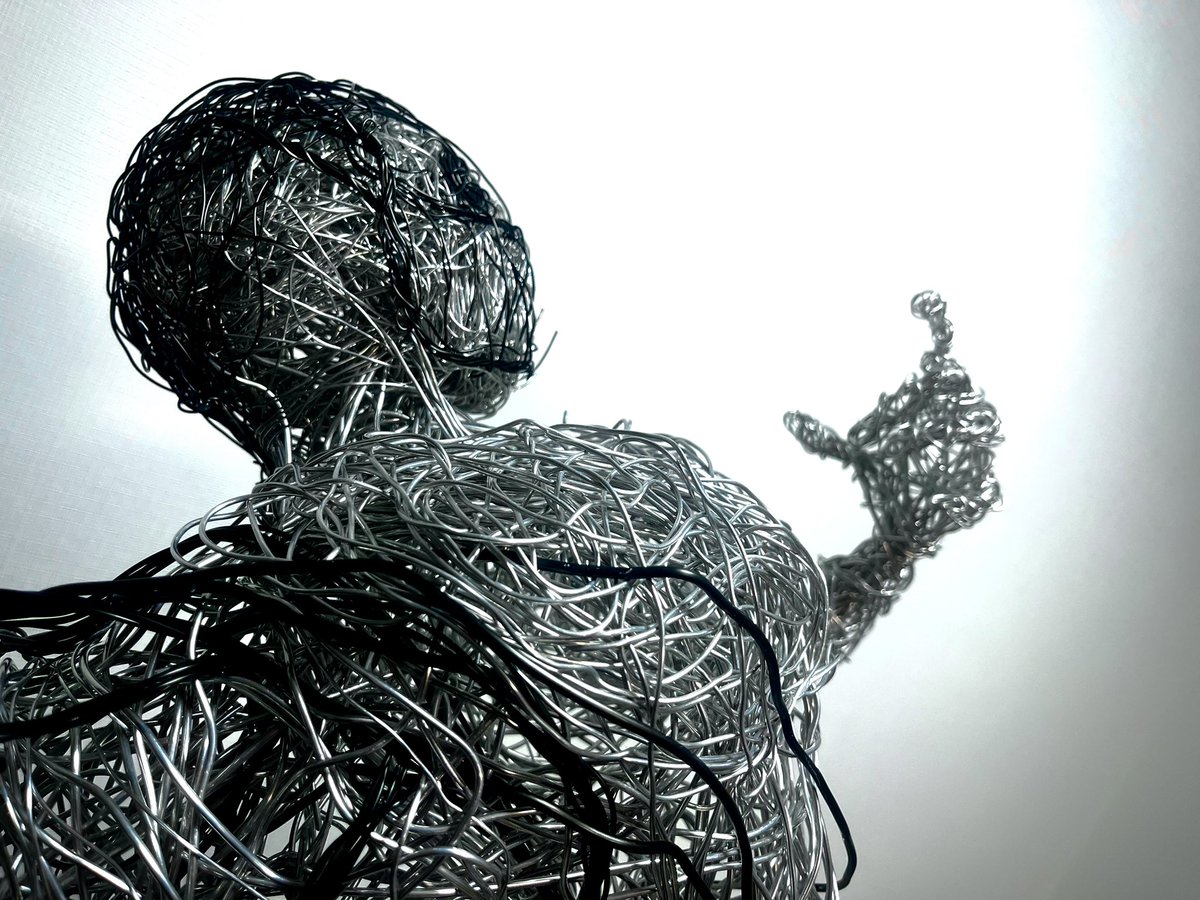 GASYA_SAKURA36's tweet image. 「黒縛跋扈」

限界があるならば、受け入れよう。
悪くはない
不快は砕き
不安は振り切ろう。

#wire #wireart #wireartwork 
#wiresculpting
#針金　#針金アート