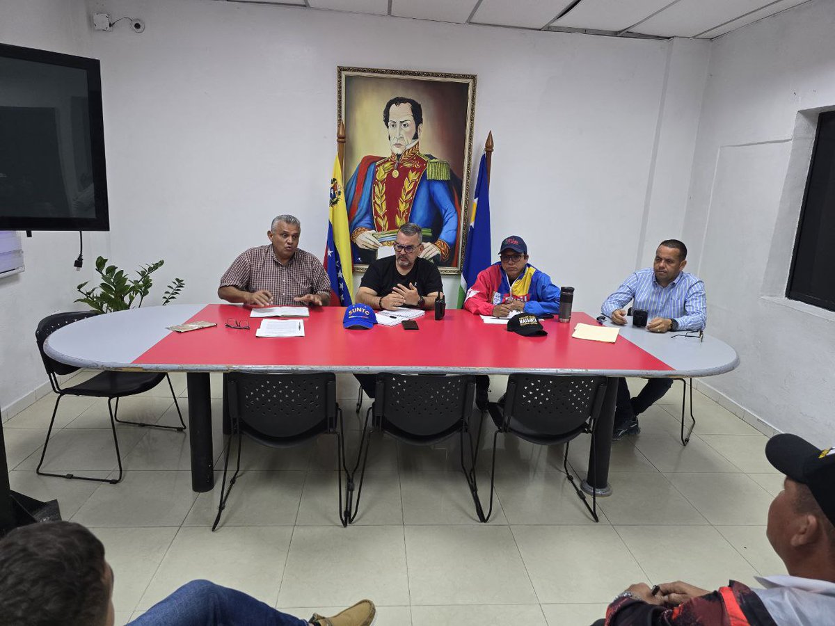 Reunión con mis hermanos trabajadores y trabajadoras de los sindicatos del sector Construcción y la CBST, revisando el avance en la organización para la consolidación del movimiento sindical.

Con la clase trabajadora seguiremos en batalla ¡Venceremos! 
<a href="/NicolasMaduro/">Nicolás Maduro</a>