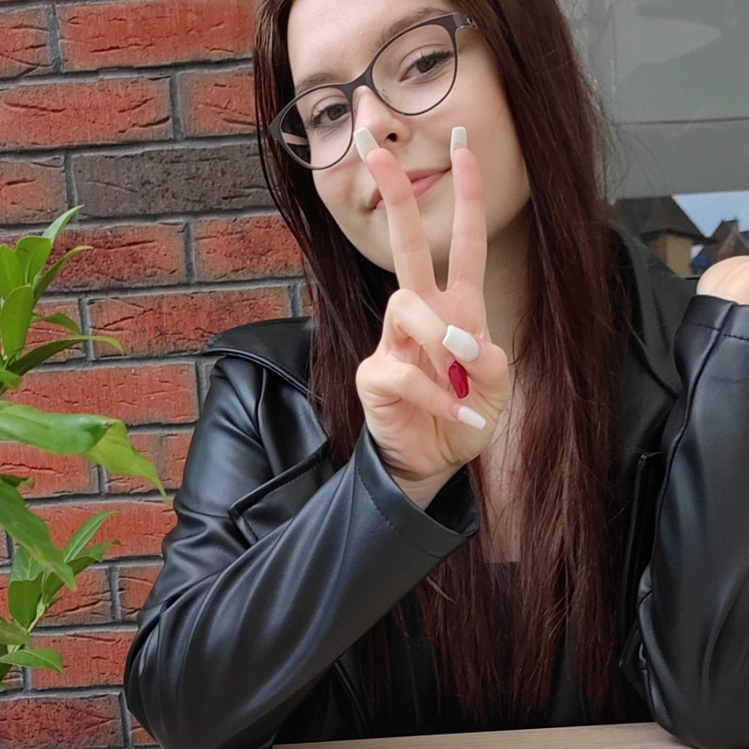 DKMS_de's tweet photo. Angelina (16) hat Blutkrebs und kann nur durch eine Stammzellspende überleben. DU könntest Angelinas perfektes Match sein! Ihre Familie und Freunde bitten dich von Herzen: „Registriere dich als Stammzellspender:in und teile Angelinas Aufruf.“ https://t.co/dlZCjuWrSs https://t.co/KY2HBMZUXu