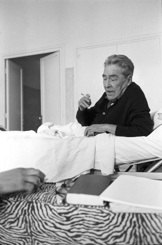 En Josep Pla fumant una cigarreta estirat al llit