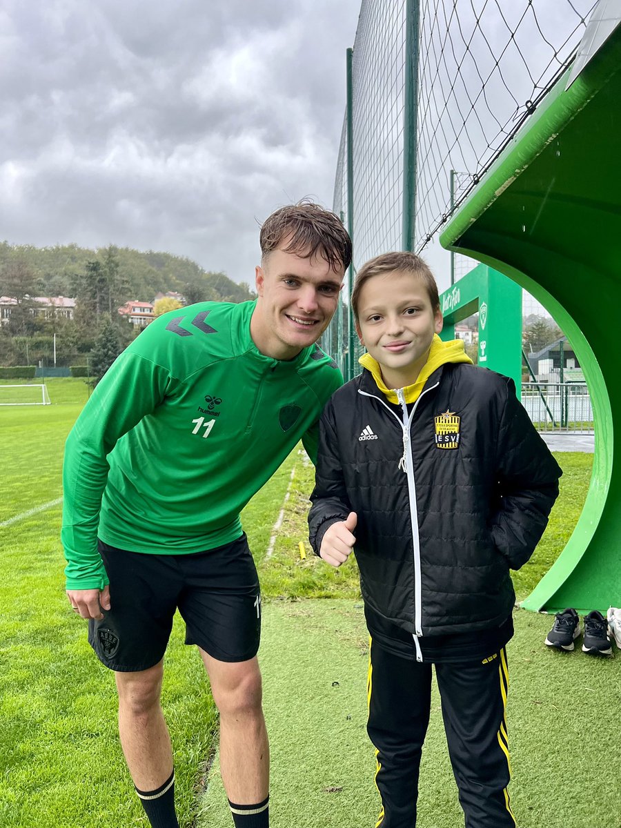 ASSECoeurVert's tweet image. 💚 Après avoir reçu la visite de Léo et Florian lors de son hospitalisation la semaine passée, notre petit héros Noé, tout fier avec les couleurs de l’@esveauche_off, est venu à la rencontre des Verts ce matin 🤗