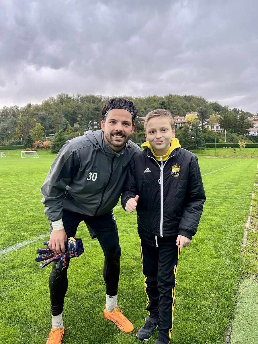 ASSECoeurVert's tweet image. 💚 Après avoir reçu la visite de Léo et Florian lors de son hospitalisation la semaine passée, notre petit héros Noé, tout fier avec les couleurs de l’@esveauche_off, est venu à la rencontre des Verts ce matin 🤗