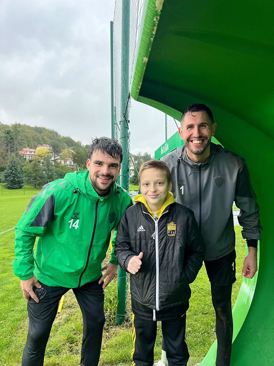 ASSECoeurVert's tweet image. 💚 Après avoir reçu la visite de Léo et Florian lors de son hospitalisation la semaine passée, notre petit héros Noé, tout fier avec les couleurs de l’@esveauche_off, est venu à la rencontre des Verts ce matin 🤗