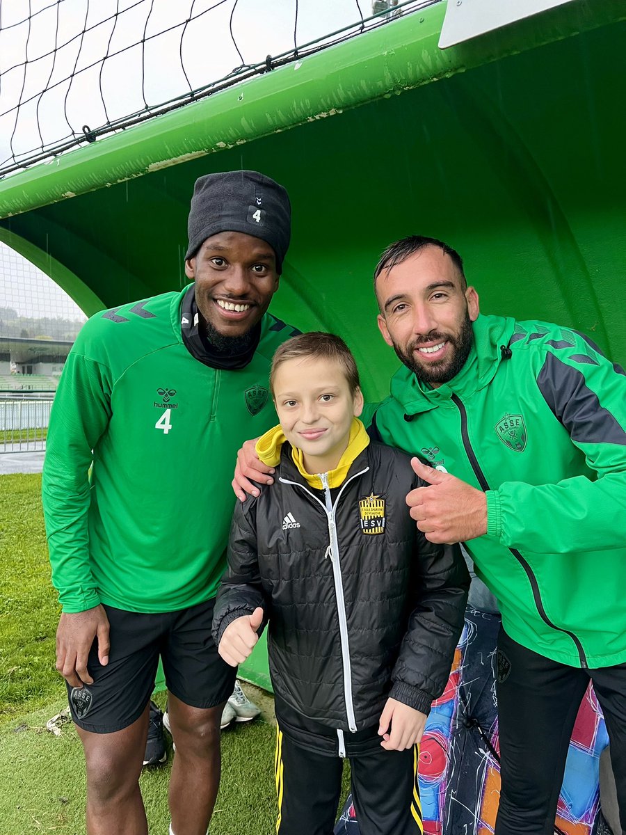 ASSECoeurVert's tweet image. 💚 Après avoir reçu la visite de Léo et Florian lors de son hospitalisation la semaine passée, notre petit héros Noé, tout fier avec les couleurs de l’@esveauche_off, est venu à la rencontre des Verts ce matin 🤗