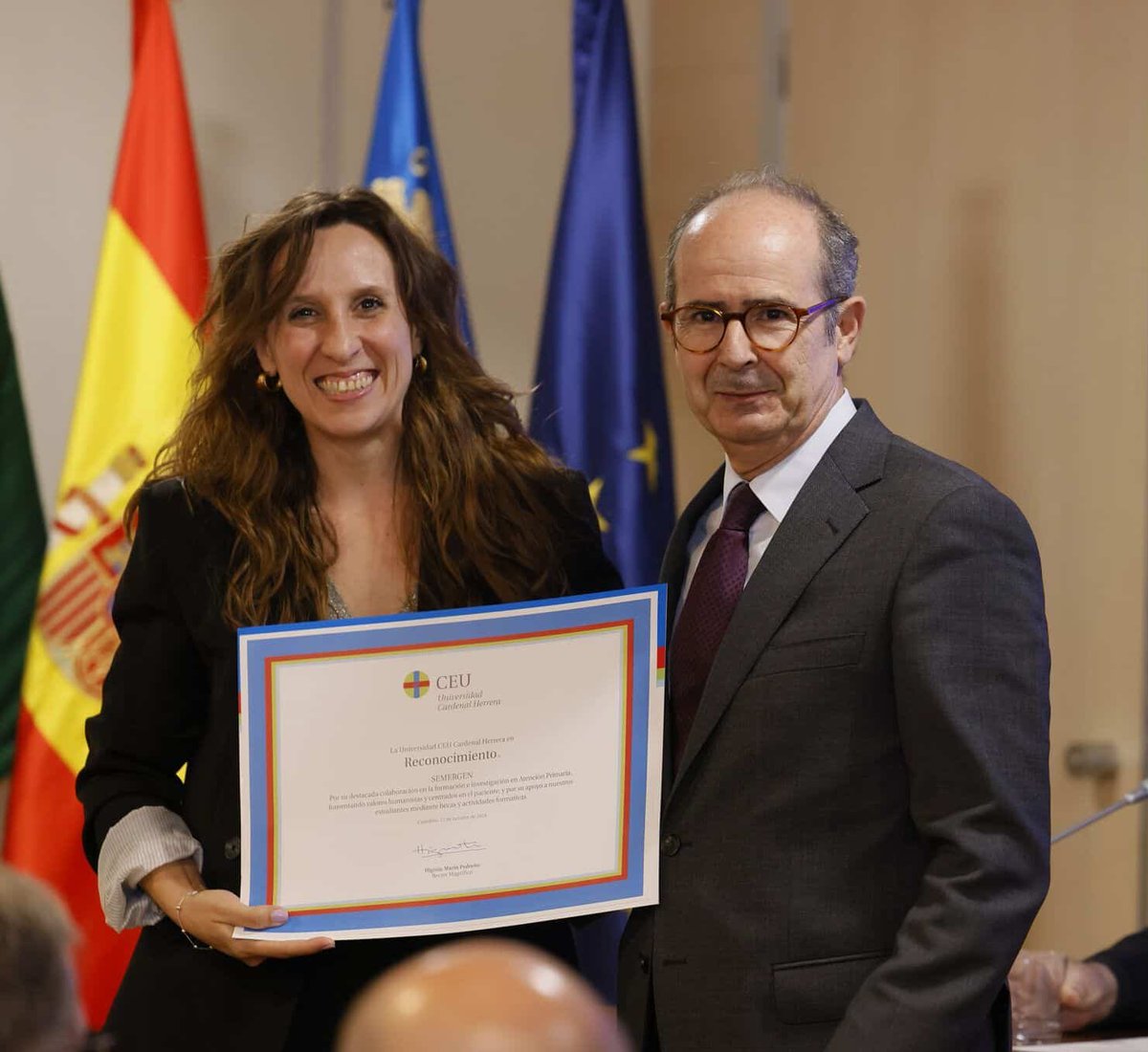 SEMERGENap's tweet photo. CEU Castellón @uchceu ha celebrado esta mañana la Inauguración del curso académico 2024-2025 durante la cual se hizo entrega de un reconocimiento especial para la Sociedad Española de Médicos de Atención Primaria (@SEMERGENap), recogido por @ZCorrecher, por su destacada colaboración en la formación e investigación en #AtenciónPrimaria y su apoyo a los estudiantes de la @medicinaUCH mediante becas y actividades formativas.
https://t.co/xEpXC1qFuA

#SEMERGENFormación #SEMERGENUniversidad