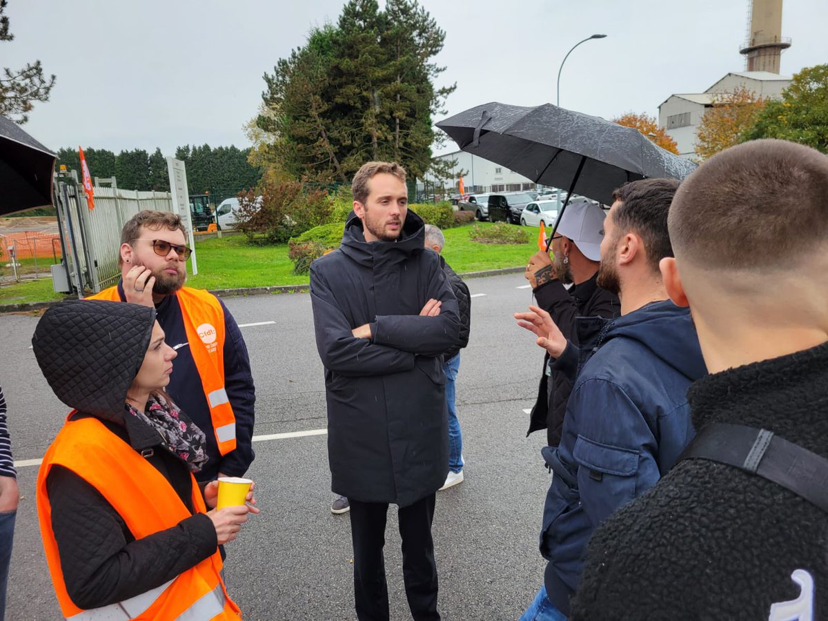 Avec <a href="/Francois_Ruffin/">François Ruffin</a> devant #sanofi à Compiegne pour soutenir le mouvement des salariés. Il faut éviter un nouveau fiasco tel #Alstom