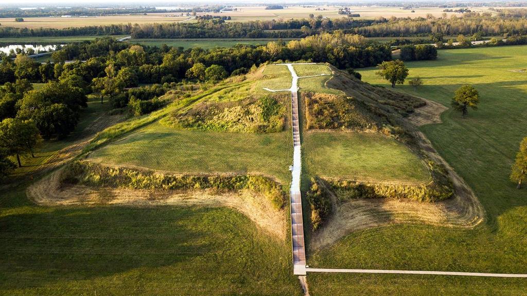 Twenty-six students talked about premodern indigenous historigraphies with me for hours today. I love teaching Cahokia. Go visit if you're close enough.

 cahokiamounds.org
