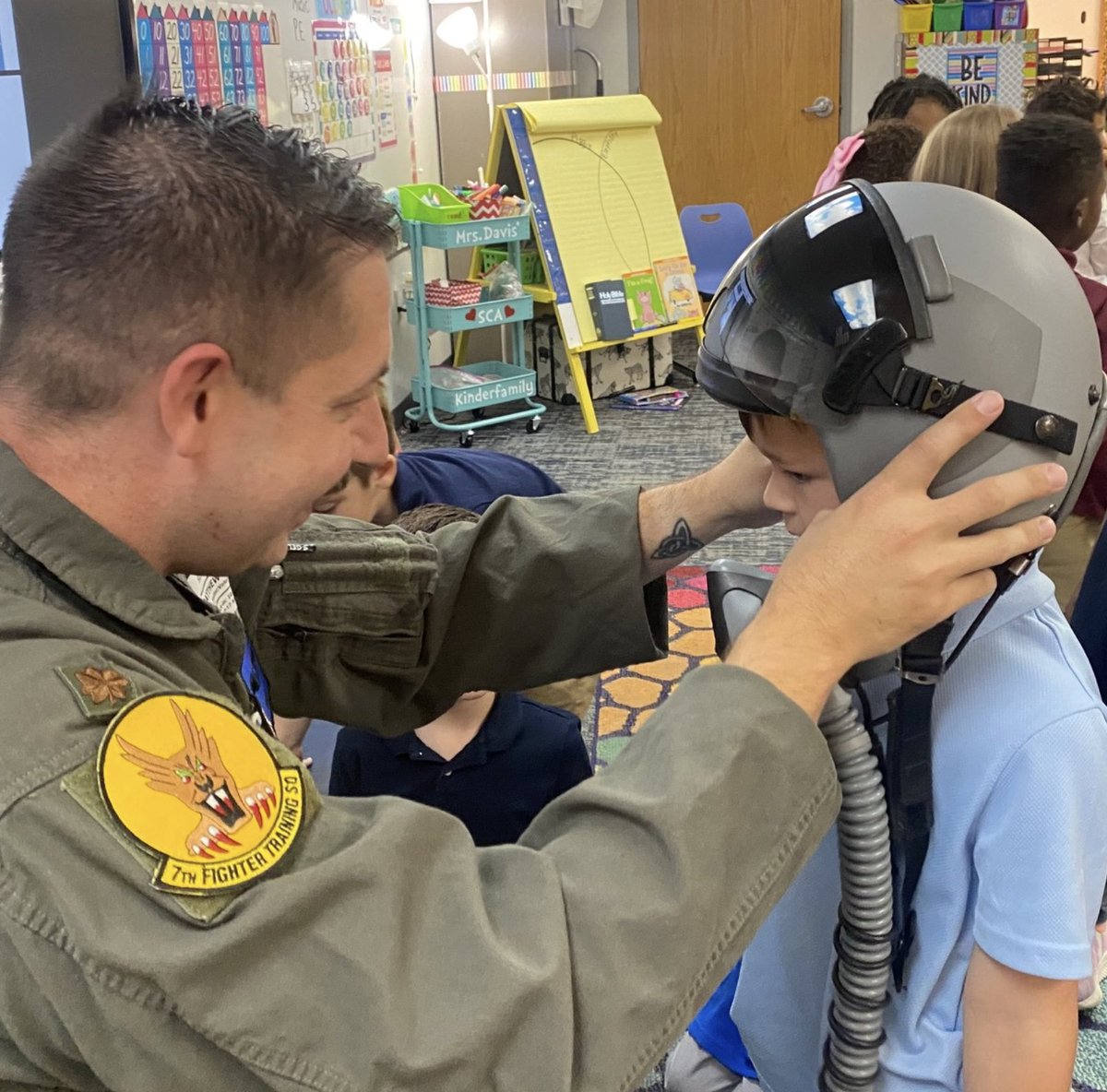 summitacademye1's tweet photo. Thank you to SCA dad Dr. Nemero, who recently visited Kindergarten to share about his career as a doctor and Air Force Flight Surgeon! We loved learning with you!
#SCAAspireHigher #SCA2425 https://t.co/6chx4chk0U
