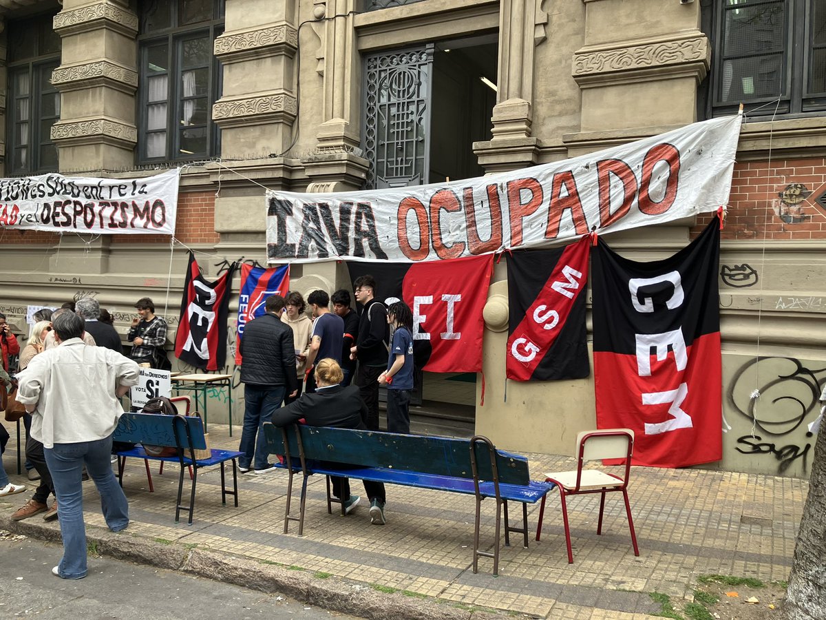 🔴SIN ACTA - Directoras de IAVA se negaron a desalojar a estudiantes de ocupación porque <a href="/dges_Uruguay/">Educación Secundaria</a> se niega a realizar acta de ocupación. <a href="/FenapesUruguay/">⭕️Fenapes</a> denuncia que directoras fueron amenazadas con sumarios y sanciones @MVDNoticias