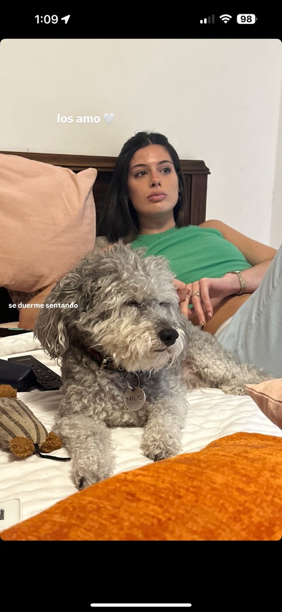 No se duerme.. Esta tratando de mirar a lo lejos o te esta imitando Mili. Una de dos!!