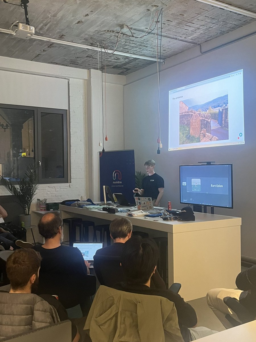 So happy to see so many friendly faces for our first meetup since too long.
Yari takes the stage to talk about Codecabin.
We are streaming on YouTube if you want to join m.youtube.com/watch?v=Fezwtm…