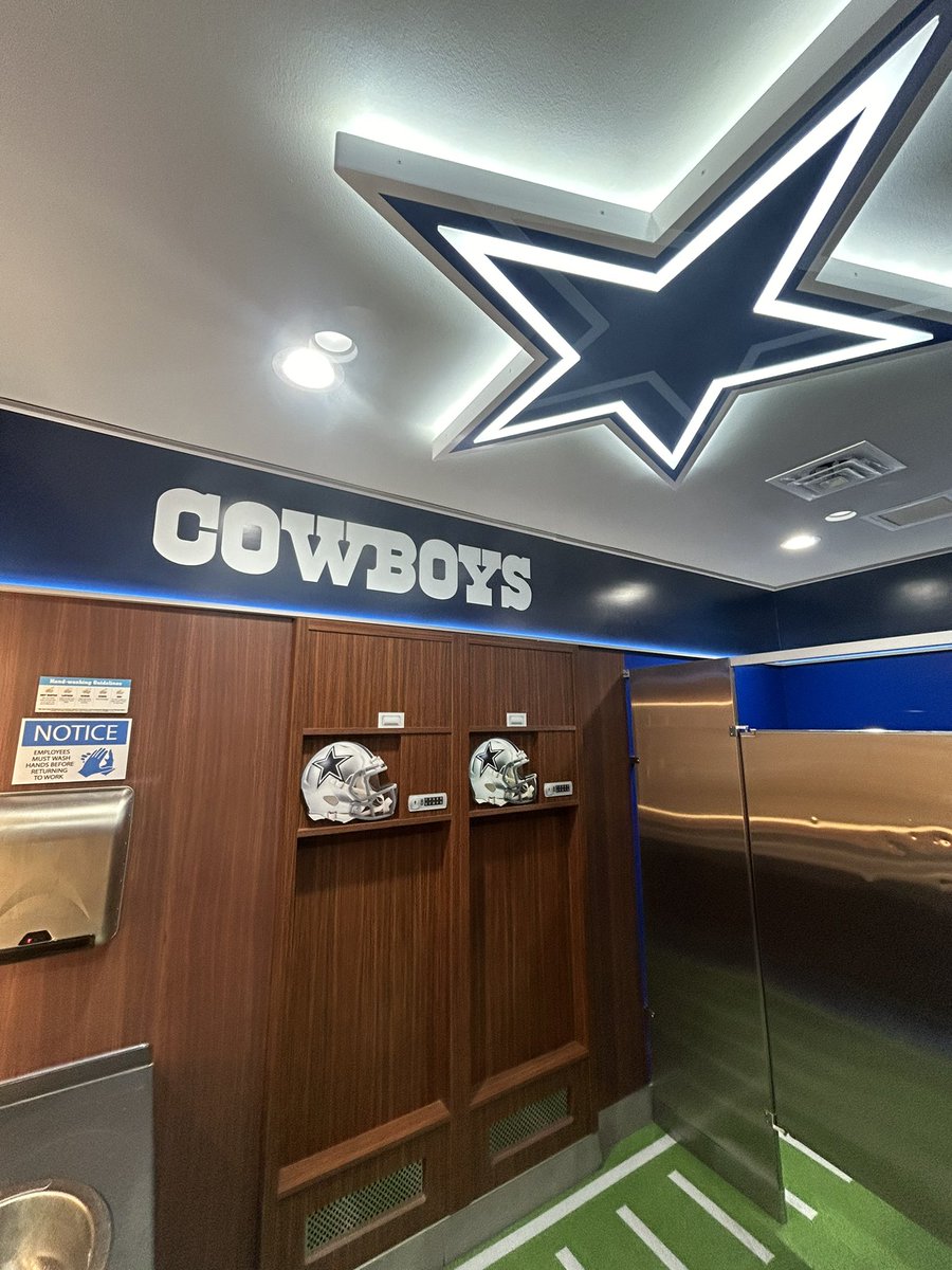 LeftySSBU's tweet image. I wanna go to a Post Malone concert so bad 🤠🤠