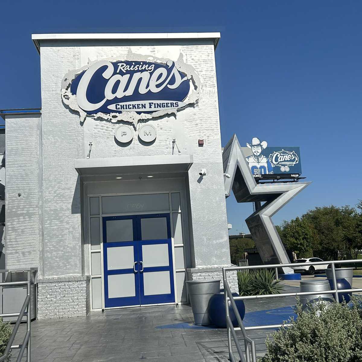 LeftySSBU's tweet image. I wanna go to a Post Malone concert so bad 🤠🤠