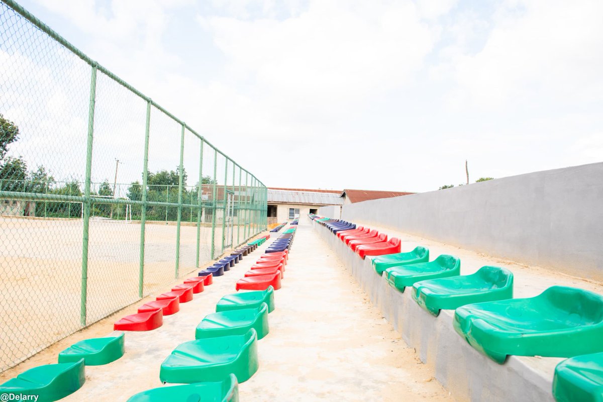 AdepegbaOlanre1's tweet photo. Ongoing Construction of Agboyi Town 7 Aside Football Pitch by Mayor Dele Oshinowo the Executive Chairman Agboyi-Ketu Lcda

📸@delarryphotography

#droneGuy #delarry#Photographer #mayordele https://t.co/DbdPrZFWRs