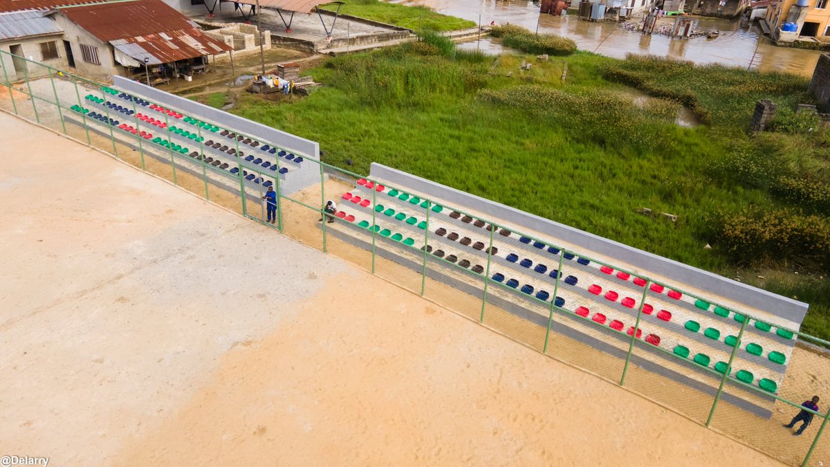 AdepegbaOlanre1's tweet photo. Ongoing Construction of Agboyi Town 7 Aside Football Pitch by Mayor Dele Oshinowo the Executive Chairman Agboyi-Ketu Lcda

📸@delarryphotography

#droneGuy #delarry#Photographer #mayordele https://t.co/DbdPrZFWRs