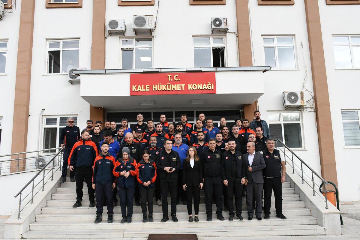 📍 Malatya

#AFAD Başkanımız Vali Sn.Okay Memiş, 16 Ekim tarihinde Malatya ilimizin Kale ilçesinde meydana gelen depremin ardından bölgede incelemelerde bulundu, depremden etkilenen vatandaşlarımızla bir araya geldi.

▪️ Dün, saat 10.46'da yaşanan 5.9 büyüklüğündeki depremin
