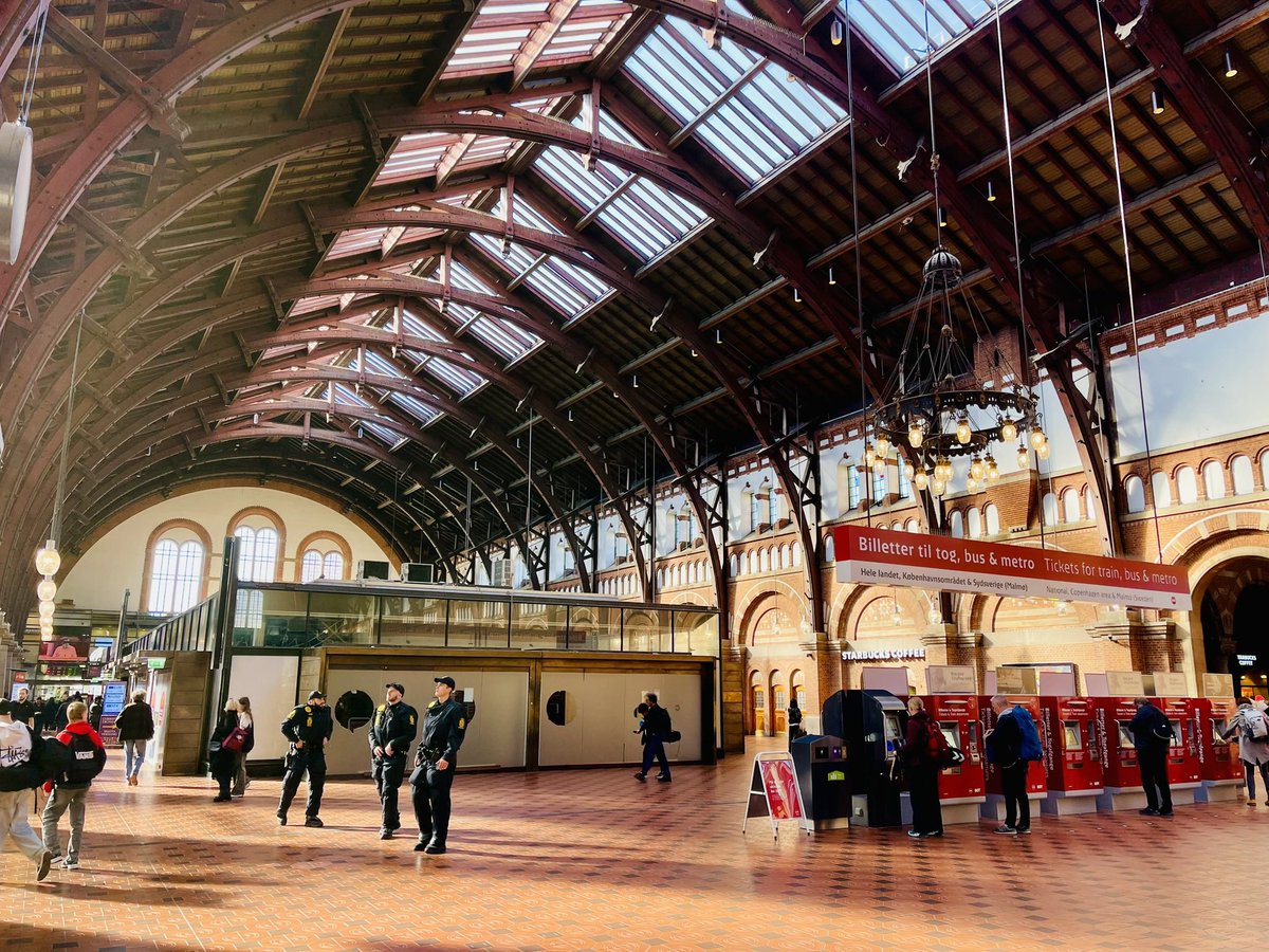 CdBIsaac's tweet photo. Parcourir l’🇪🇺 du Nord en 🚅🌬️ : pgme de ces qques jours de repos pour un #RailTrip en solitaire 🎒🥾

Superbes paysages au rythme des rails 🥰 &amp; s’évader à travers les contrées suédoises et norvégiennes : ça n’a pas de prix
⛰️🏞️🏙️🛤️

#FaitesLaRouteEnTrain
#BasCarbone
#InterRail https://t.co/Ees9iaBI7E