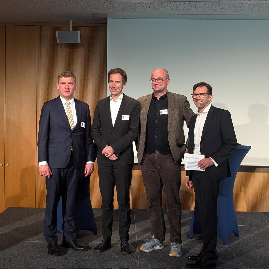 Simon Bull (@mr_sbull) on Twitter photo Spannender Nachmittag beim @VDReV Geschäftsreise-Summit zu: intermodaler Mobilität, Digitalisierung + Mobilitätsdaten, steigenden Standortkosten uvm. Input u.a. von #Sixt, <a href="/Der_BDI/">BDI</a>, <a href="/TspBerlin/">Tagesspiegel Berlin</a>, <a href="/DB_Bahn/">Deutsche Bahn Personenverkehr</a>, <a href="/lufthansaNews/">Lufthansa News</a>, <a href="/Tourismus_BTW/">Tourismuswirtschaft</a> & zahlreichen MdBs. Danke für den Austausch! Spannender Nachmittag beim @VDReV Geschäftsreise-Summit zu: intermodaler Mobilität, Digitalisierung + Mobilitätsdaten, steigenden Standortkosten uvm. Input u.a. von #Sixt, <a href="/Der_BDI/">BDI</a>, <a href="/TspBerlin/">Tagesspiegel Berlin</a>, <a href="/DB_Bahn/">Deutsche Bahn Personenverkehr</a>, <a href="/lufthansaNews/">Lufthansa News</a>, <a href="/Tourismus_BTW/">Tourismuswirtschaft</a> & zahlreichen MdBs. Danke für den Austausch!