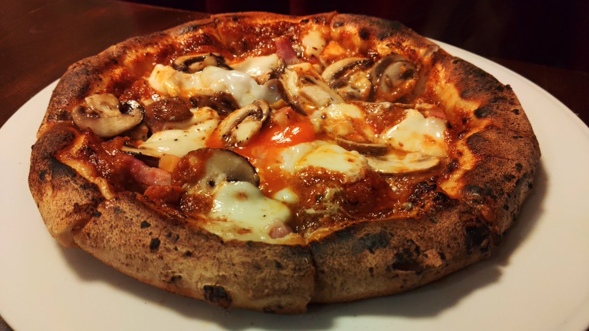 最近焼いたピッツァ 玉ねぎ・ビスマルク・うまトマ 