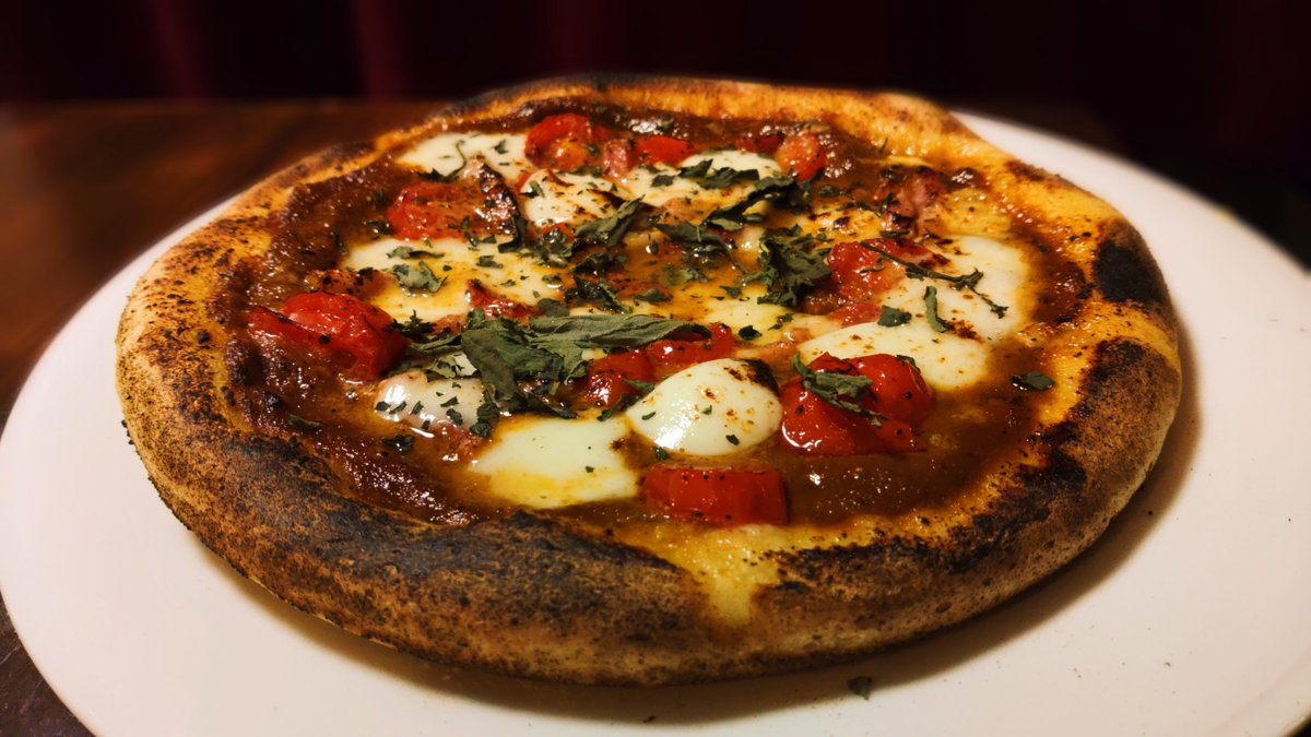 最近焼いたピッツァ 玉ねぎ・ビスマルク・うまトマ 