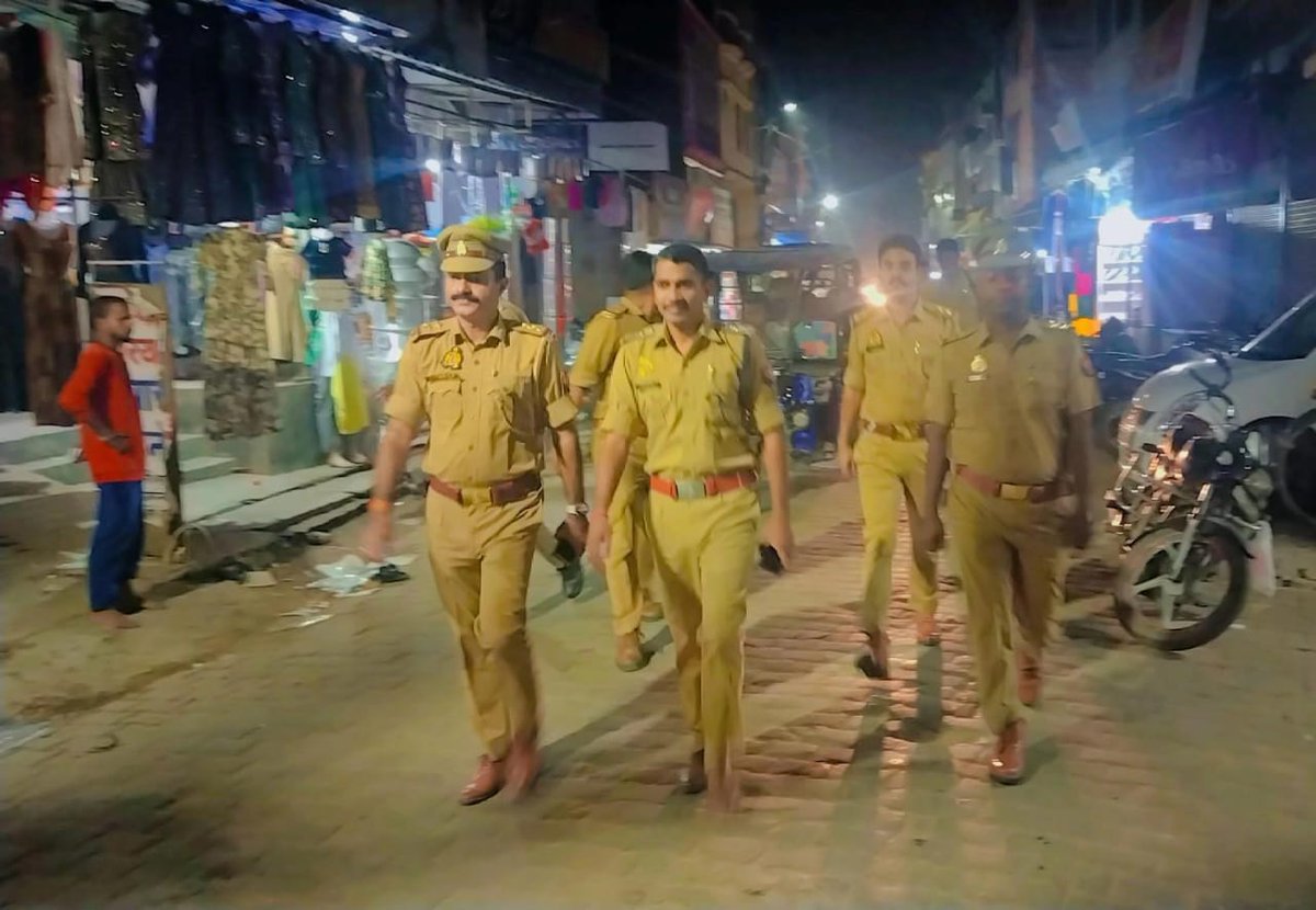 gorakhpurpolice's tweet photo. #gorakhpurpolice

➡️#sspgorakhpur के निर्देशन में शान्ति एवं सुरक्षा व्यवस्था बनाये रखने हेतु #COchaurichaura द्वारा #PsChaurichaura पुलिस बल के साथ #FootPatrolling कर आमजन मानस को सुरक्षा का एहसास कराया गया ।

#UPPolice
@dgpup @AdgGkr @diggorakhpur https://t.co/fMJWXojyIS