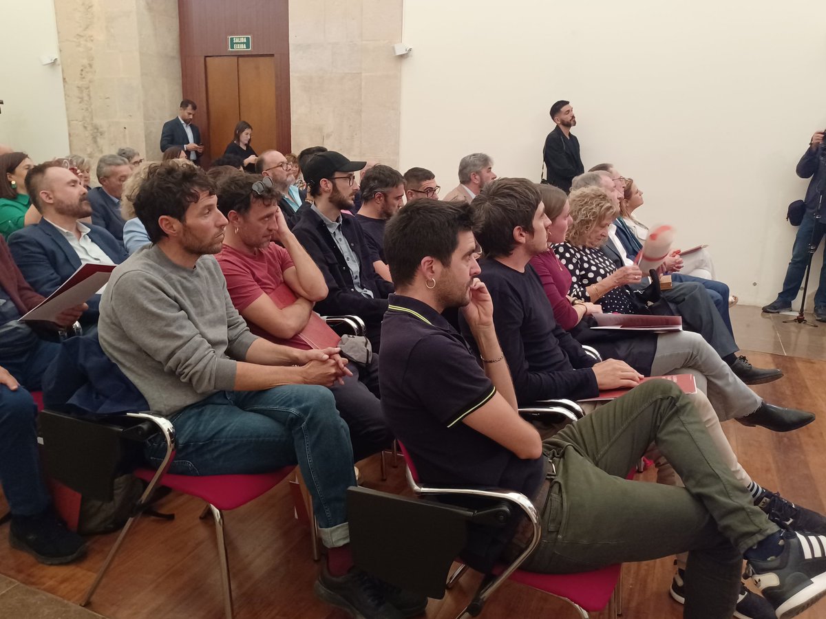 AVL (@avloficial) on Twitter photo L'acadèmica <a href="/angels_frances/">M. Àngels Francés angelsfrances.bsky.social</a> s'encarrega de la laudatio a Zoo: «La decisió d’atorgar a Zoo la Medalla de l’AVL s’origina en l’impacte internacional sense precedents que la seua poesia urbana, musical i il·lustrada ha exercit sobre les noves generacions de joves valencians». L'acadèmica <a href="/angels_frances/">M. Àngels Francés angelsfrances.bsky.social</a> s'encarrega de la laudatio a Zoo: «La decisió d’atorgar a Zoo la Medalla de l’AVL s’origina en l’impacte internacional sense precedents que la seua poesia urbana, musical i il·lustrada ha exercit sobre les noves generacions de joves valencians».