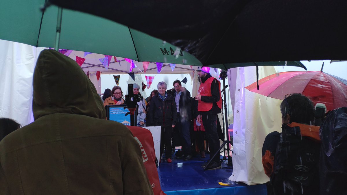 Au rassemblement de la #JournéeMondialeDuRefusdelaMisère : des témoignages de personnes vivant dans la pauvreté et la grande pauvreté sur la maltraitance institutionnelle subie dans leur parcours de vie. Luttons pour des politiques plus solidaires, pour la dignité de tou.te.s.