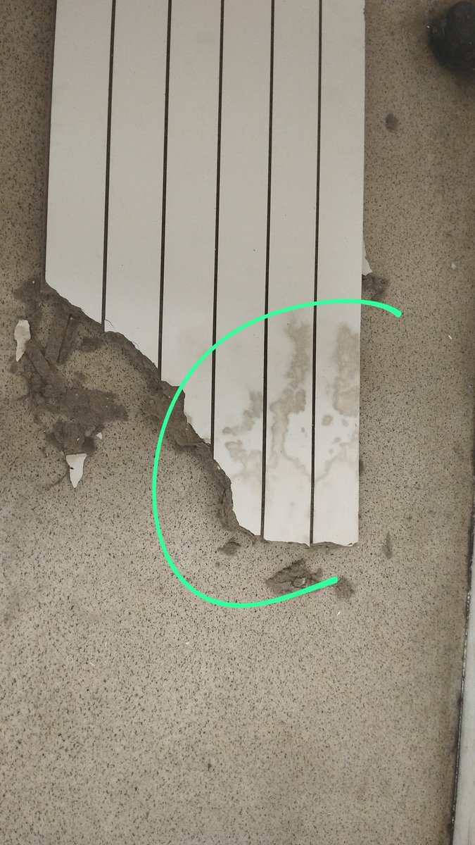 🔴 Point météo : au lycée Utrillo de Stains, les plafonds ne résistent pas à la pluie et s’effondrent eux aussi 🌧️ 
Il y a URGENCE à réparer l’école publique et son bâti tout pourri (voir photos) dans le 93 !
<a href="/iledefrance/">Région Île-de-France</a> 
#plandurgence93