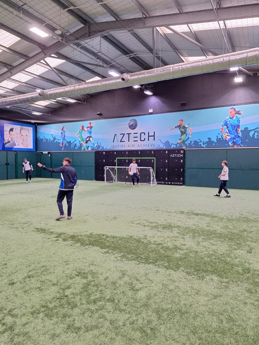 De La Salle College tweet media