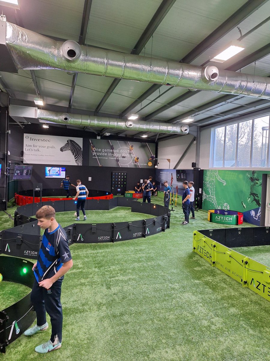 De La Salle College tweet media