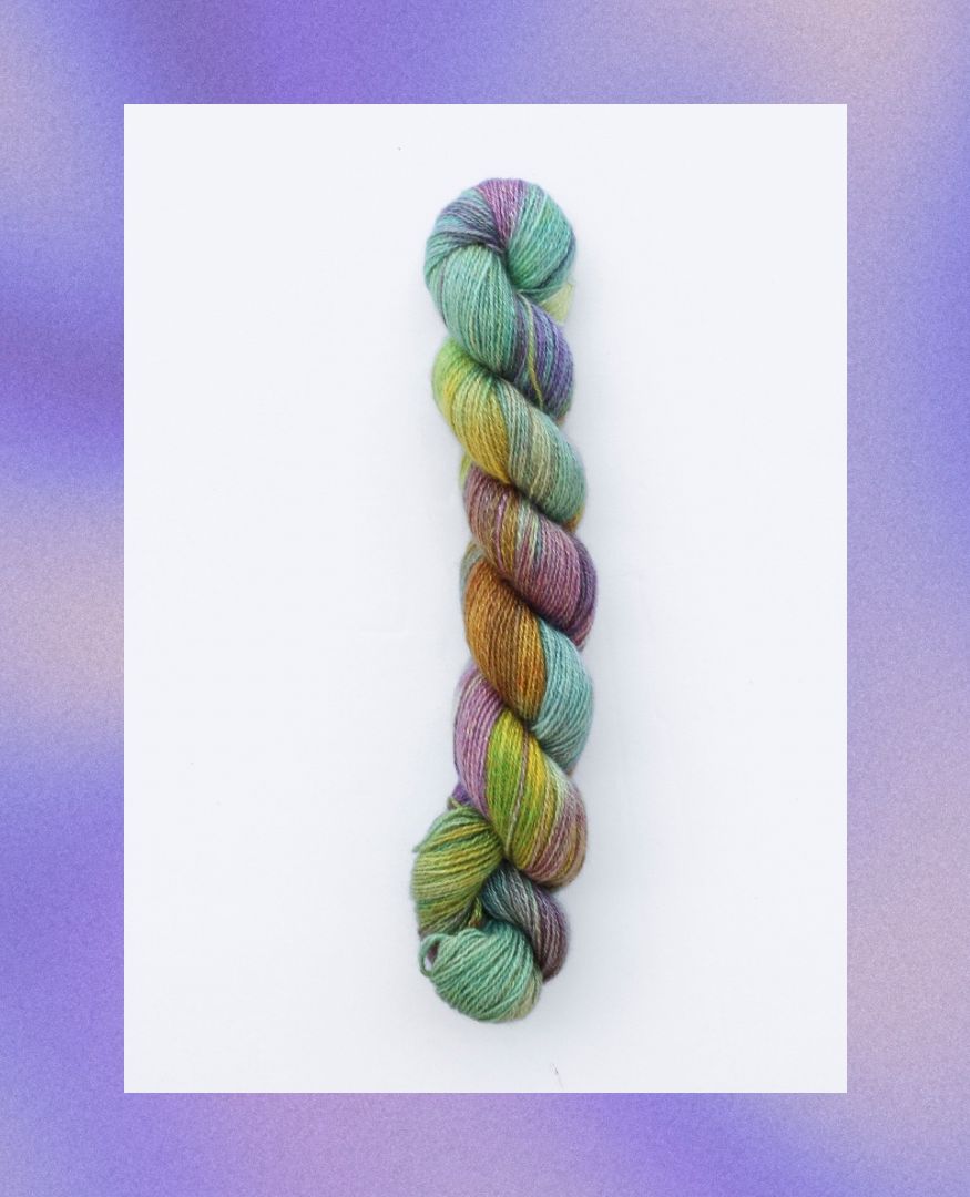 Fire Opal hand-dyed on Tosh Pebble’s should-be-illegal blend of recycled silk, fine Merino, &amp; cashmere. 🔥

madelinetosh.com/collections/to…