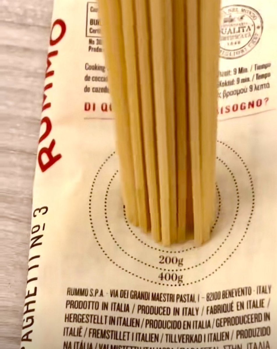 パスタのグラム数をすぐに測ることができるパッケージデザイン。まさに灯台下暗し。むしろなぜ今までなかったのだろう？シンプルで鮮やか過ぎるアイデアを見るとゾクゾクします。linkedin.com/posts/giuseppe…