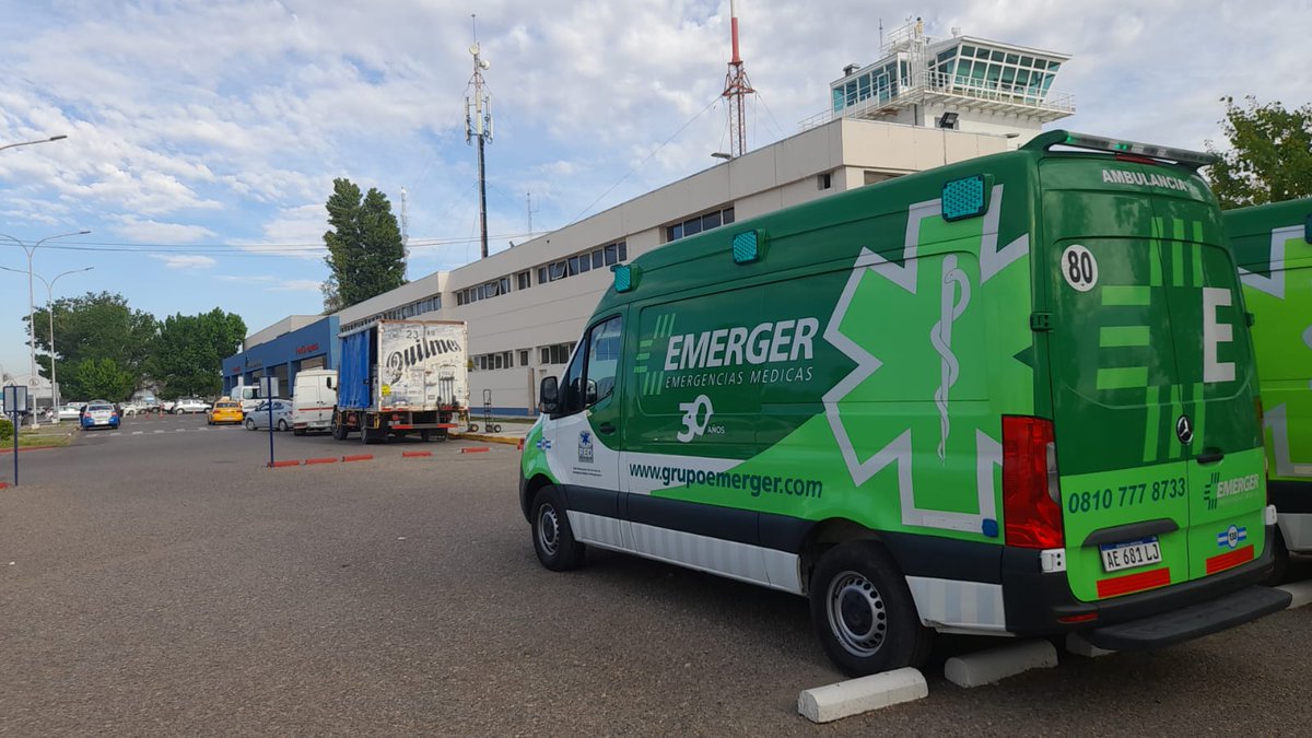 ✈️ Ayer por la mañana un pasajero se descompensó en pleno vuelo rumbo a Nqn y fue trasladado en ambulancia al Hospital H Heller. Trascendió que se trató de un paciente oncológico que venía de asistir al partido de Argentina vs Bolivia.