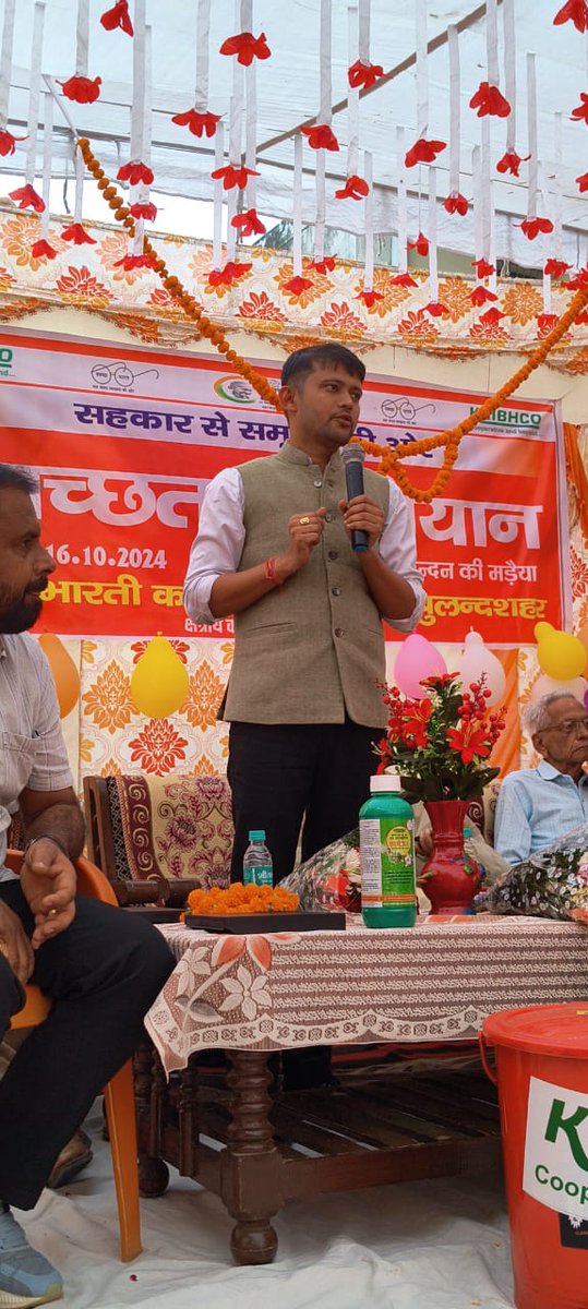 iamDharmJeet's tweet photo. कृभको द्वारा "चंदन की मड़ैया" में आयोजित कार्यक्रम में मा.अध्यक्ष @DrAntulTeotia जी द्वारा प्रतिभाग किया गया।इस अवसर पर कृषकों के हित में चलाए जा रहे शासकीय योजनाओं के बारे में भी अवगत कराया गया। किसान भाइयों को पराली तथा फसल अवशेष न जलाने की अपील की गयी।
#ZPBSR https://t.co/oPWUvmB4YF