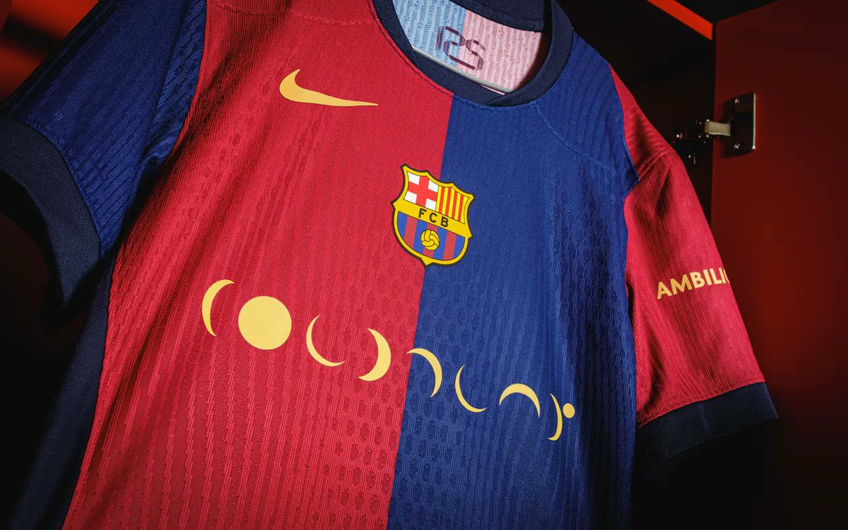 ColdplayColombi's tweet photo. @fcbarcelona presentó hoy la camiseta con la que jugará el próximo sábado 26 de octubre contra el real Madrid.

Estamos orgullosos de que en el 2021 realizamos una publicación y @coldplay descubrió el logo que realizó David Saldaña  🥹🥹 https://t.co/zF1ySEZEdV
