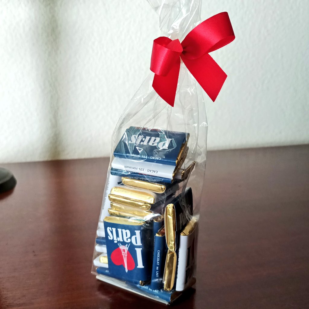 torres_criado's tweet image. Mi tía me ha traído bombones de París. 😋 #Bombones #Chocolate #Paris