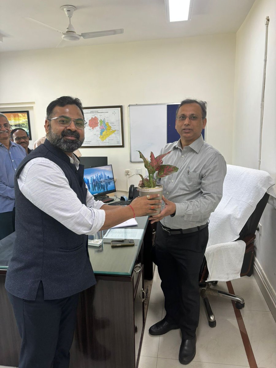 CGST_ALWAR's tweet photo. श्री सुमित कुमार यादव आयुक्त ने श्री मयंक कुमार मुख्य आयुक्त केंद्रीय जीएसटी और सीमा शुल्क, पुणे जोन का स्वागत किया, जो सीजीएसटी आयुक्तालय अलवर के निरीक्षण के लिए आए  और उन्होंने  कार्यालय परिसर में वृक्षारोपण भी किया। https://t.co/CYHfBgouxZ