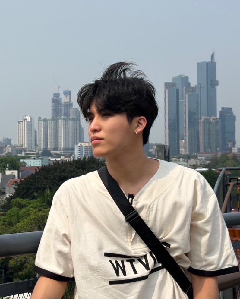 0928GALLERY's tweet photo. jeongwoo and his broad shoulders #박정우 https://t.co/CAb00xHqtR