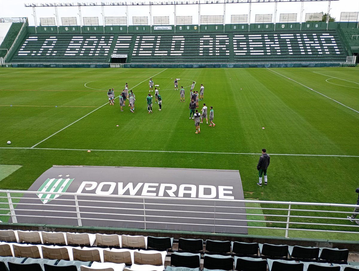 Pablo_Delfino30's tweet photo. #Banfield🇳🇬 vientos de cambio, Atención a la prensa y presencia en el entrenamiento a las órdenes de Munúa. 
Va queriendo. https://t.co/hLAqbGtUEp
