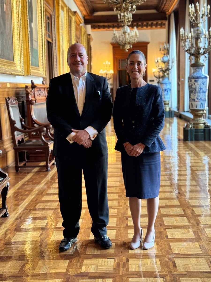 EnriqueAlfaroR's tweet photo. Ayer quedó pendiente la foto con la presidenta @Claudiashein. Siempre será impactante visitar el Palacio Nacional. Y en esta ocasión pude platicar con la primera mujer que gobierna a este país. Fue un honor vivir esta experiencia y poder tratar temas que serán muy positivos para Jalisco.