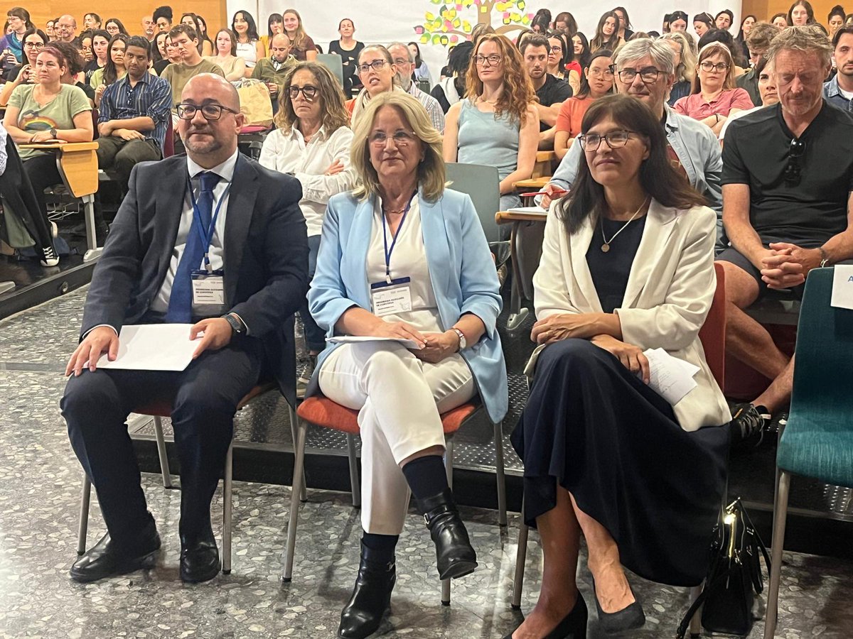 🗣️@gvaeducacio organitza una jornada formativa d'auxiliars de conversa dels centres educatius de València

➡️El DG d'Ordenació Educativa i Política Lingüística, Ignacio Martínez, ha inaugurat la jornada en l'IES Benlliure de València

comunica.gva.es/va/detalle?id=…