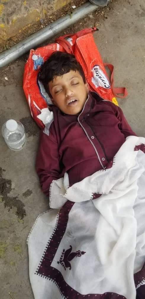 أرهقته الحياه وهو لا زال صغيرا وتوفي وهو يبتاع  المناديل على الرصيف ظهر اليوم مقابل حديقة السلام في إب 
 ترك بضاعته لينام عليها  ويستريح ولم يصحوا بعدها  وكأنه استراح من وجع هذه الحياة التي أحرمته الإستمتاع بطفولته 

تم إسعافه للمستشفى لكنه كان قد فارق الحياة 
موجع هذا الرحيل