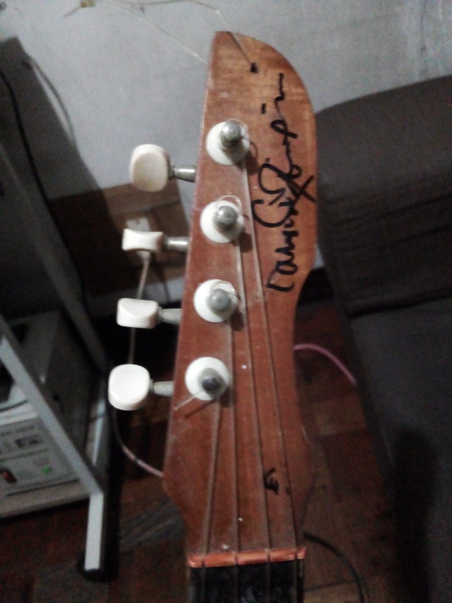 petixprod's tweet photo. 2 years ago, my heart stopped when she kissed me after she signed my old ukulele. 💘🎸 #ThrowbackThursday #corememory https://t.co/k5Ll0yiAho
