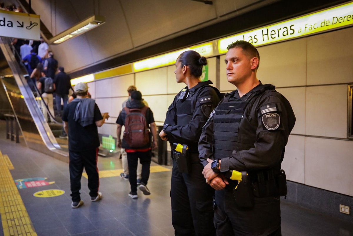jorgemacri's tweet image. TASER PARA LOS POLICÍAS EN EL SUBTE 

Ya no perdemos el tiempo en discusiones ideológicas. 

A partir de ahora los policías que presten servicio en el Subte estarán equipados con pistolas taser.

Así un millón de pasajeros van a estar más protegidos y seguros. Eso es lo único que…