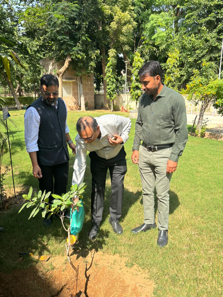 CGST_ALWAR's tweet photo. Shri Sumit Kumar Yadav Commissioner welcomed Shri Mayank Kumar Chief Commissioner   Central GST &amp; Customs, Pune Zone who visited for inspection of CGST Commissionerate Alwar and also planted tree in office campus. https://t.co/LeoxZURkK3