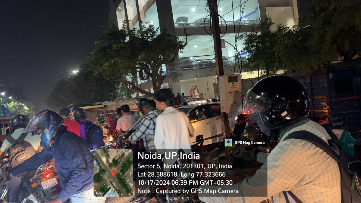 journ_akash's tweet photo. @noidatraffic @noidapolice ट्रैफिक व्यवस्था बिल्कुल खराब हो रखी है। https://t.co/VuHbL6KvhS
